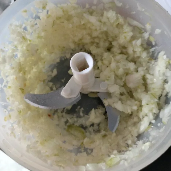 Cincang bawang bombay.