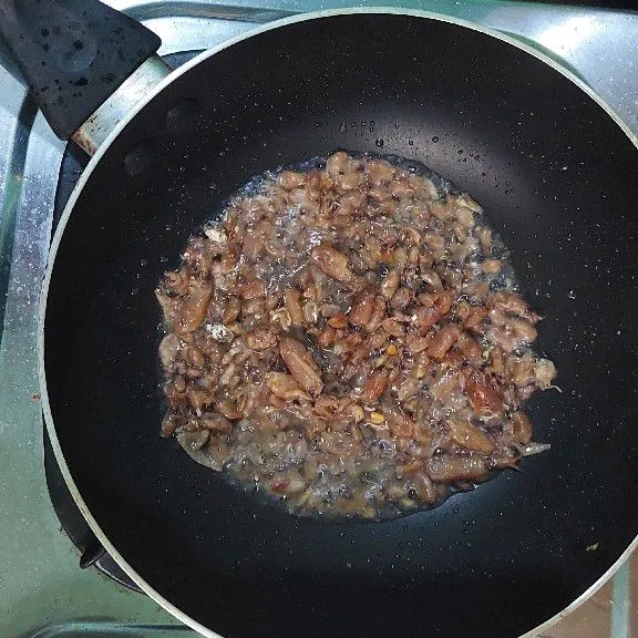 Goreng baby cumi, sisihkan.