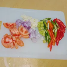Diiris Diiris tipis bawang merah dan bawang putih, lalu potong serong cabe dan ...