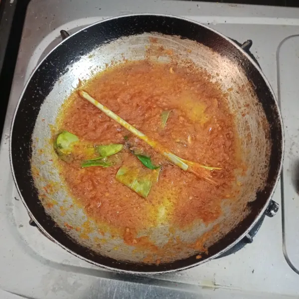 Tumis  bumbu sampai harum, tambahkan salam, daun jeruk dan  serai.