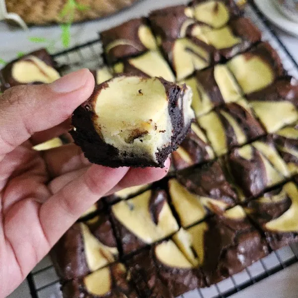 Jika sudah matang, keluarkan dari oven. Tunggu hingga dingin baru keluarkan dari loyang. Kemudian sajikan.
