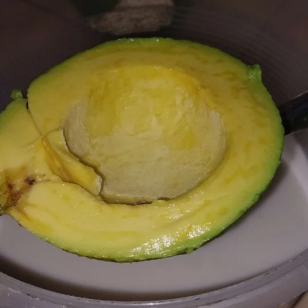 Setelah dingin, tambahkan alpukat, lalu simpan di freezer hingga beku.