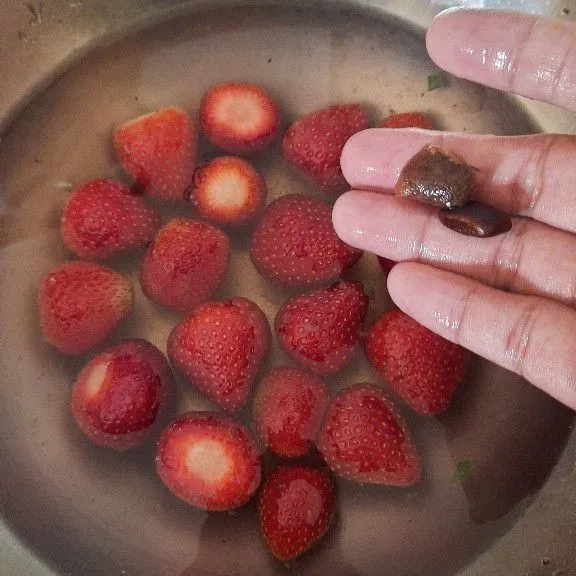 Rendam strawberry  dengan asam 15 menit, cuci dan tiriskan.