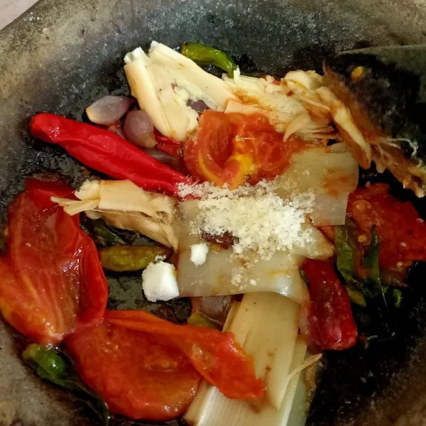 Tambahkan bumbu penyedap garam, gula dan terasi lalu ulek hingga halus.