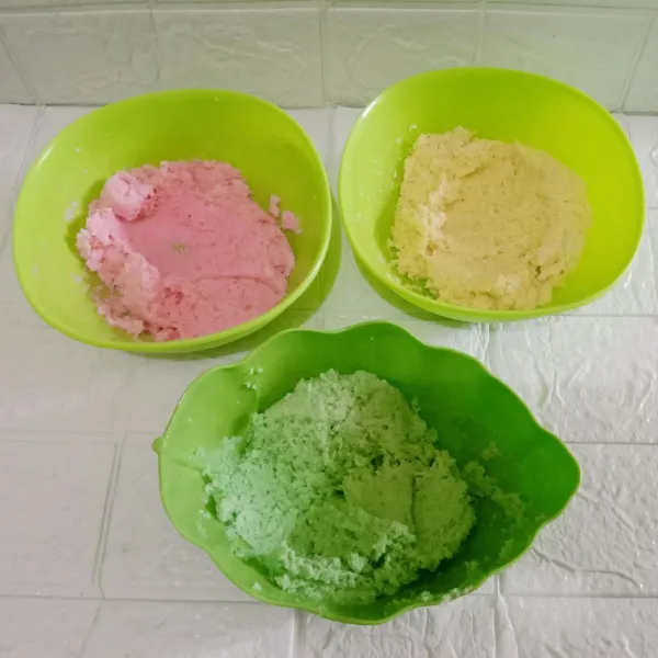 Bagi adonan menjadi 3 bagian. Kemudian tambahkan pasta hijau, merah jambu dan kuning aduk sampai merata.