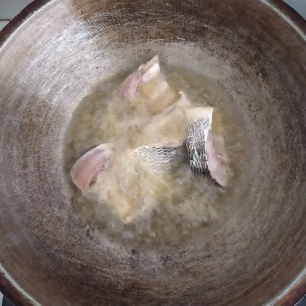 Bersihkan ikan kemudian goreng hingga matang.