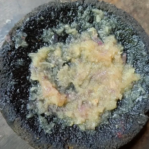 Ulek bawang merah dan bawang putih sampai halus.