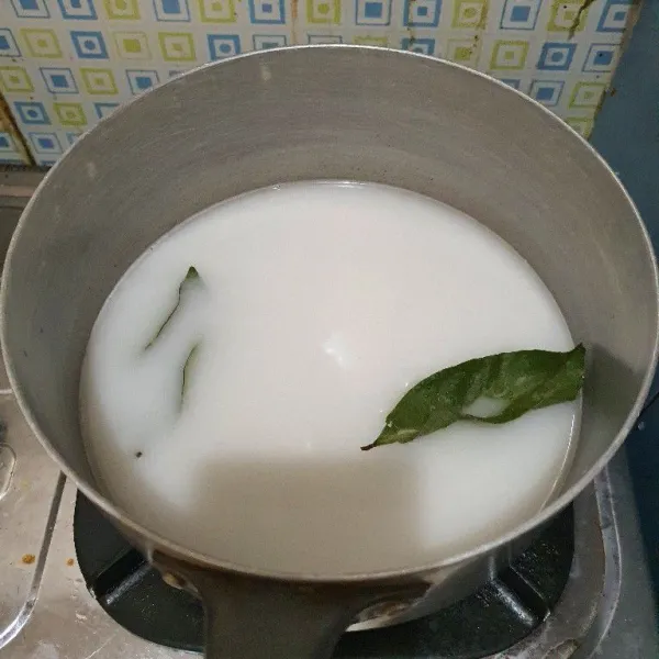 Tambahkan daun salam, serai & garam, aduk rata.