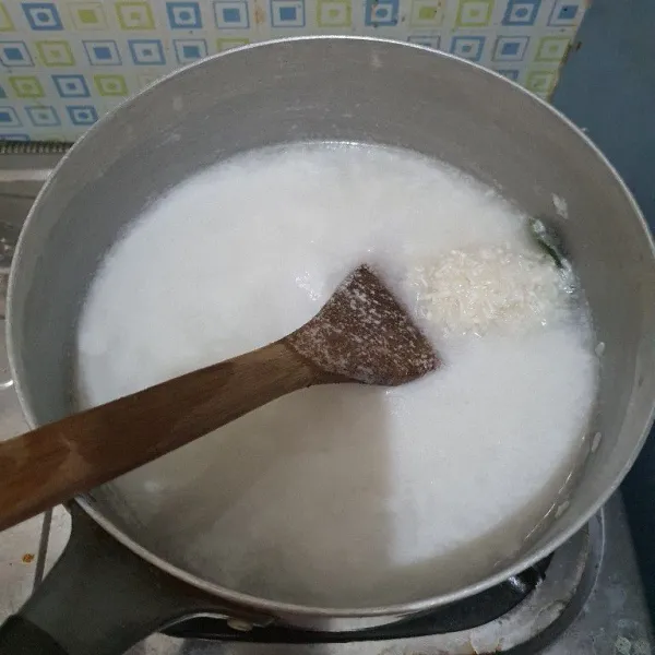 Masukkan beras, masak hingga kuah menyusut.