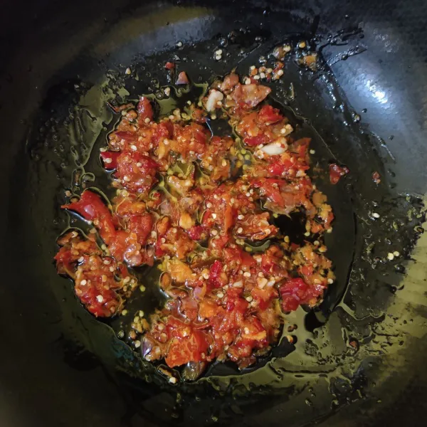 Tumis bumbu ulek hingga harum.