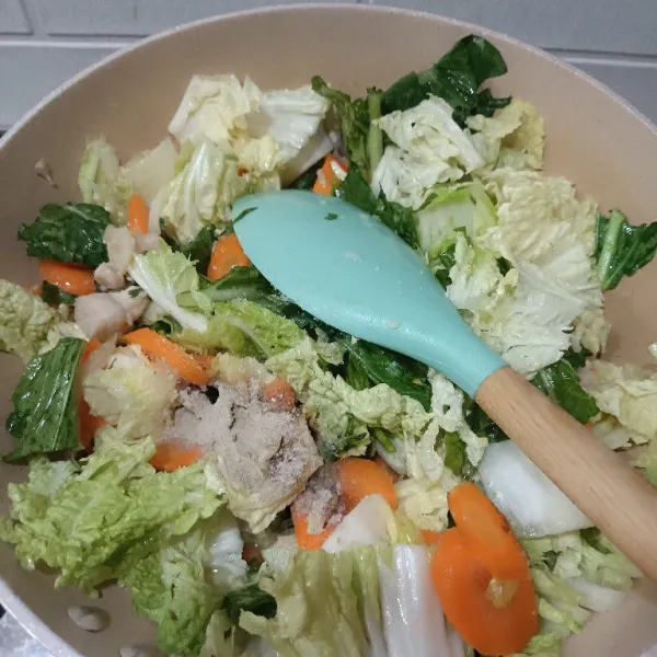 Beri lada bubuk, saus tiram, gula. Aduk merata kembali. Tumis hingga sayur setengah matang.