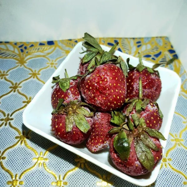 Potong dadu buah strawberry. Disini saya pakai strawberry yang beku