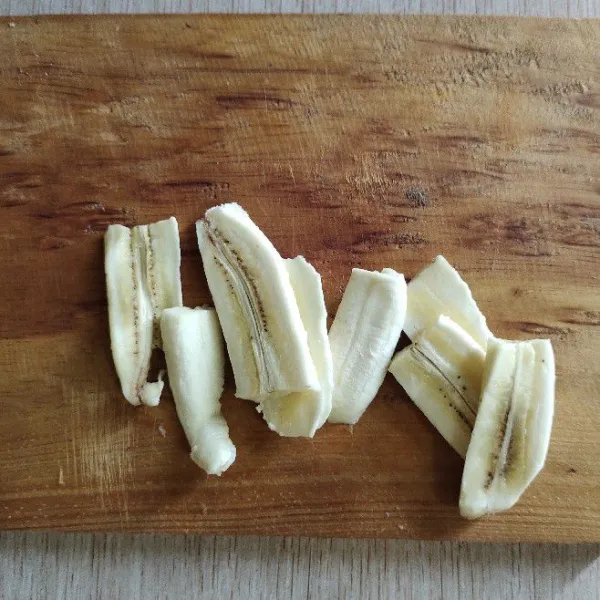 Potong pisang menjadi 8 bagian.