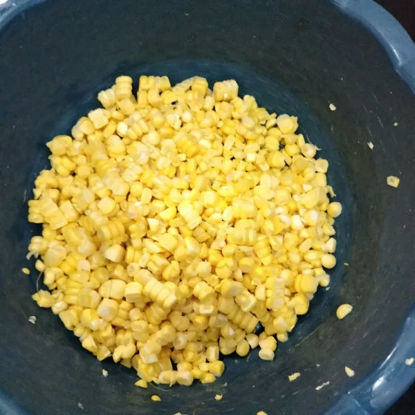 Langkah pertama cuci bersih jagung nya lalu sisir.
