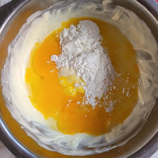 Tambahkan telur, tepung maizena, dan vanila bubuk kemudian aduk hingga rata.