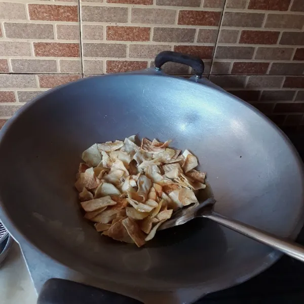 Goreng hingga renyah kecoklatan, angkat dan tiriskan. Sisihkan hingga dingin.