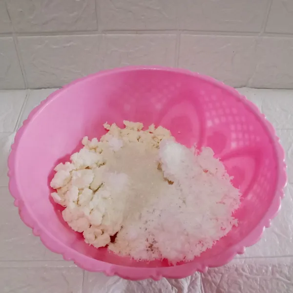 Campurkan singkong parut, kelapa parut, garam, vanili dan gula. Kemudian aduk sampai merata.