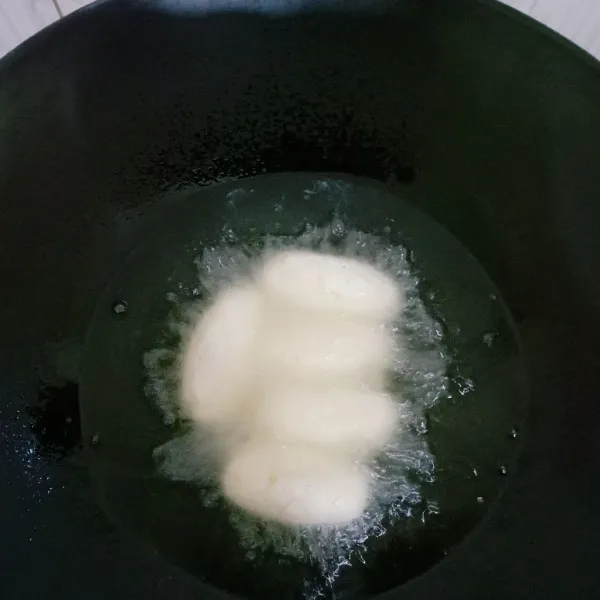 Panaskan minyak, goreng dengan menggunakan api cenderung kecil sampai kecoklatan.