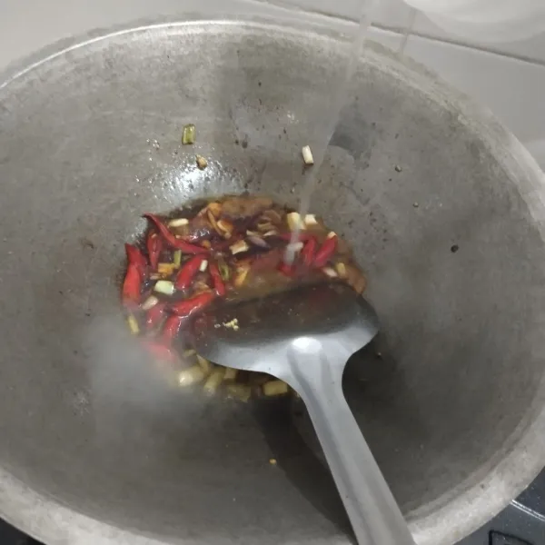 Masukkan air dan aduk merata hingga mendidih.