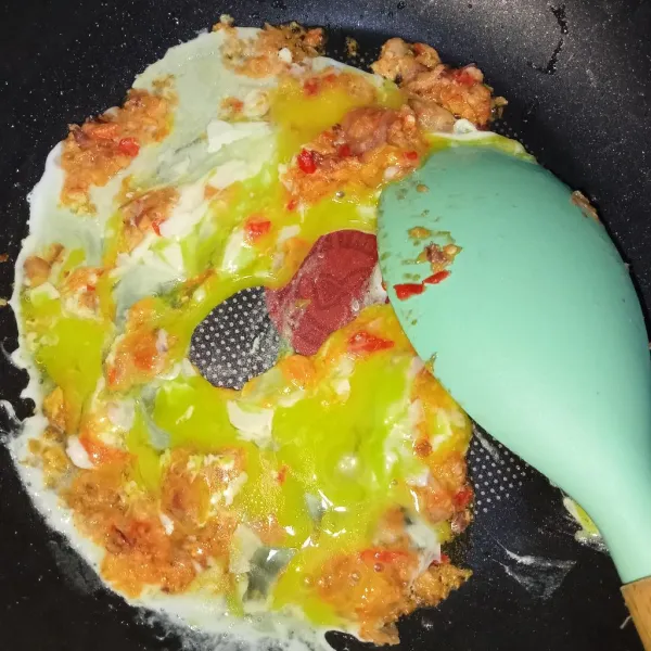 Masukkan telur kemudian orak-arik.