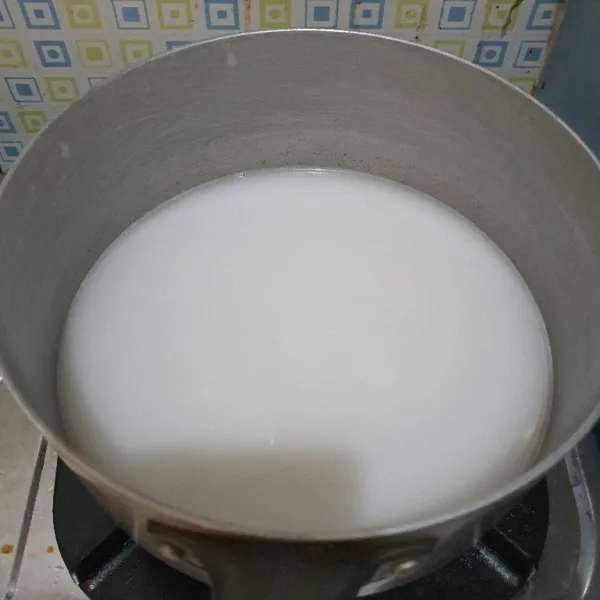 Rebus santan hingga mendidih.