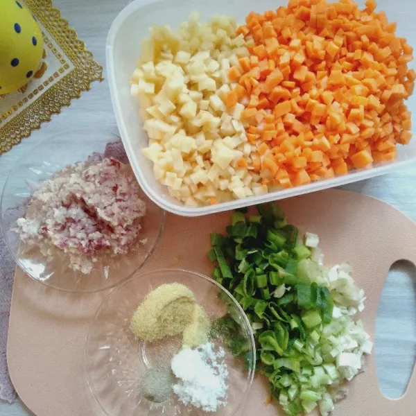 Siapkan semua bahan isi, potong dadu kecil wortel dan kentang, kemudian iris daun bawang, chopper bawang merah dan bawang putih.