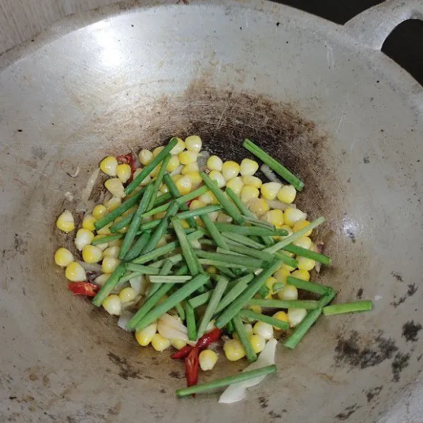 Baru setelahnya masukkan daun bawang merah.