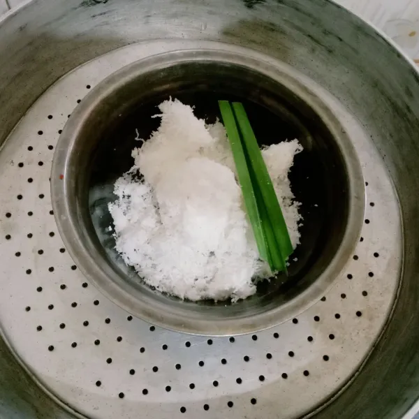 Campurkan kelapa untuk balur nya, masukkan kelapa, vanili, daun pandan dan garam. Kemudian kukus selama 6 menit.