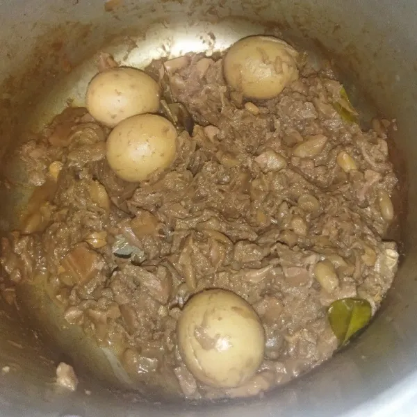 Lalu masak dengan api sedang cenderung kecil, hingga airnya menyusut, angkat lalu sajikan.