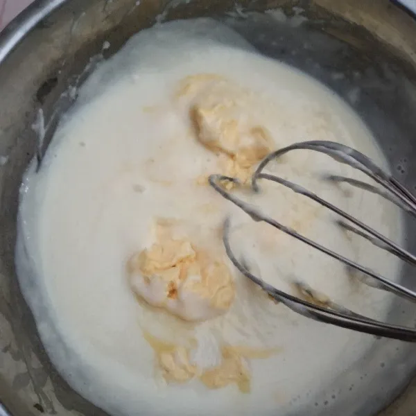 masukkan margarin atau butter aduk hingga butter leleh dan merata.
