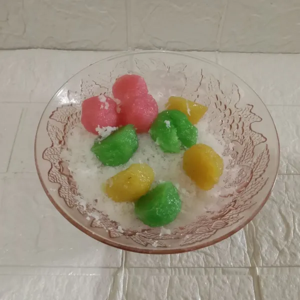 Setelah masak, masukkan kedalam kelapa taburnya, lalu balurkan dengan kelapa.