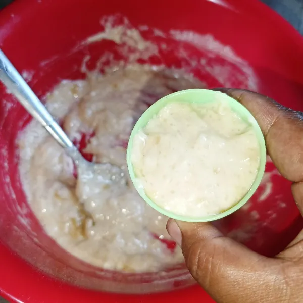 Masukkan adonan kedalam cetakan kue talam.
