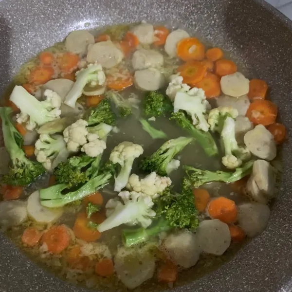 Masukkan sayuran wortel, brokoli dan beri sedikit air.