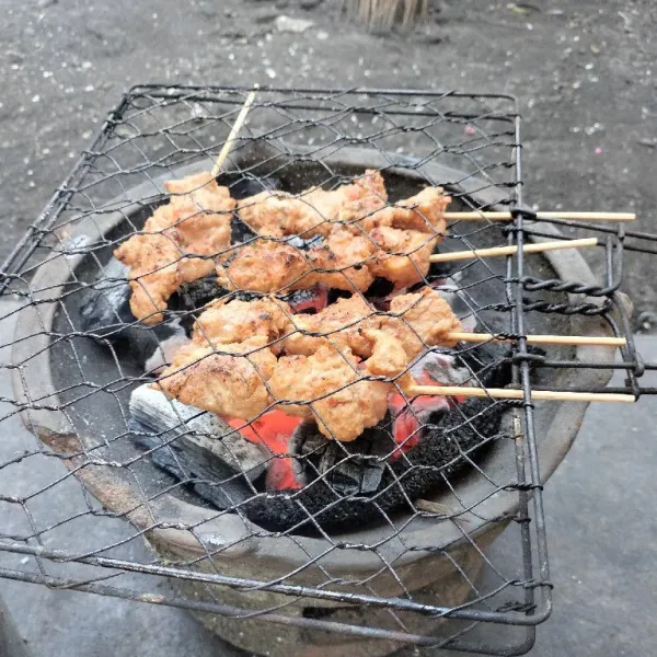 Lalu bakar di arang sampai matang. Sajikan.