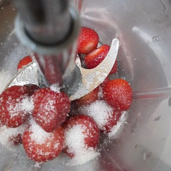 Masukkan strawberry  dan gula pasir dalam chooper.