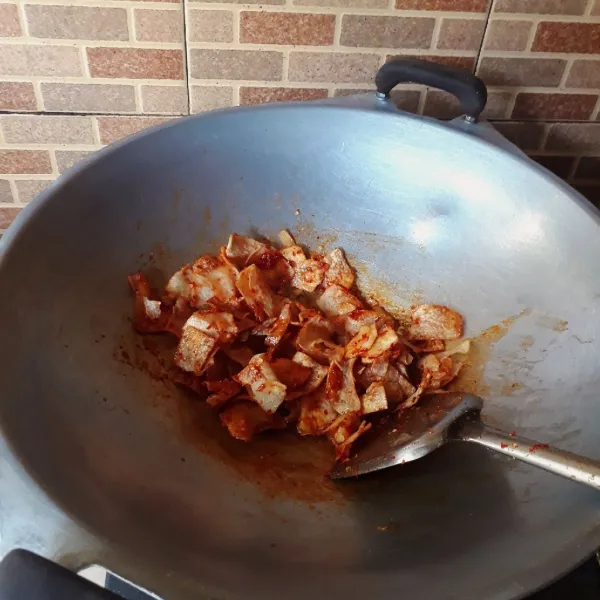 Masukkan keripik talas ke dalam bumbu, aduk rata.