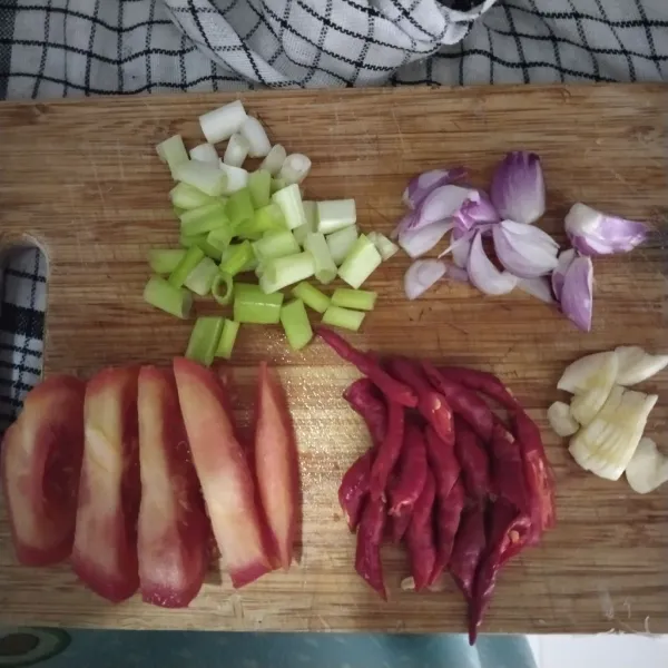 Iris cabe, bawang merah, bawang putih, daun bawang dan tomat.