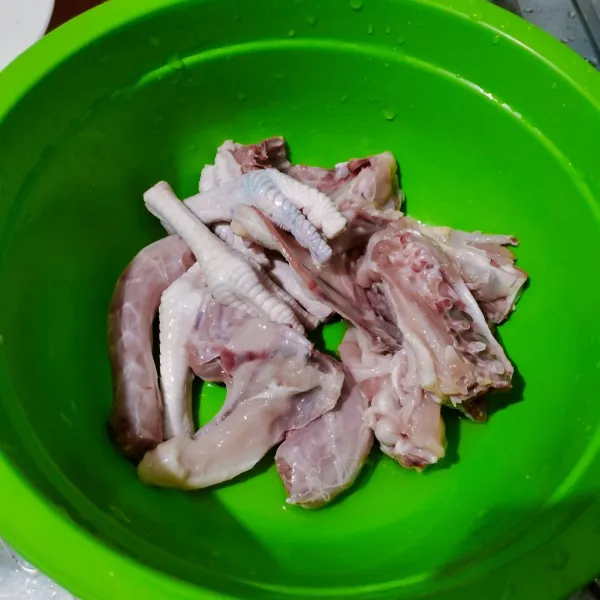 Siapkan balungan ayam setelah difillet.