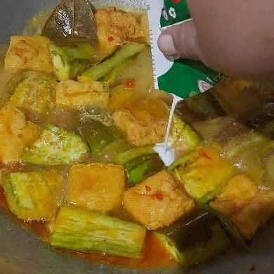 Terakhir tambahkan santan, masak hingga mendidih sambil diaduk-aduk kemudian koreksi rasa, angkat dan sajikan.