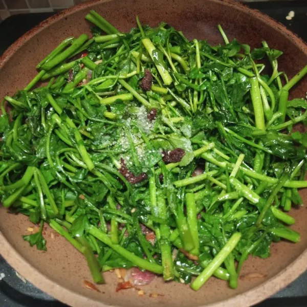 Beri bumbu garam, gula dan kaldu bubuk.