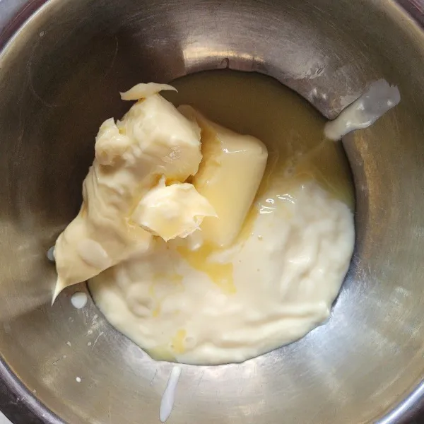 Campurkan hingga rata keju spread, yogurt, dan kental manis hingga halus.