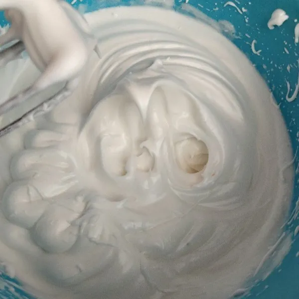 Dalam wadah lain, kocok putih telur setelah berbusa masukkan air lemon. Tambahkan gula, jadikan 3 tahap kocok hingga soft peak.