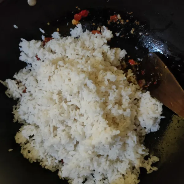 Masukkan nasi, aduk rata.