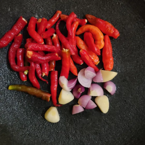 Ulek kasar cabe, bawang merah dan bawang putih.