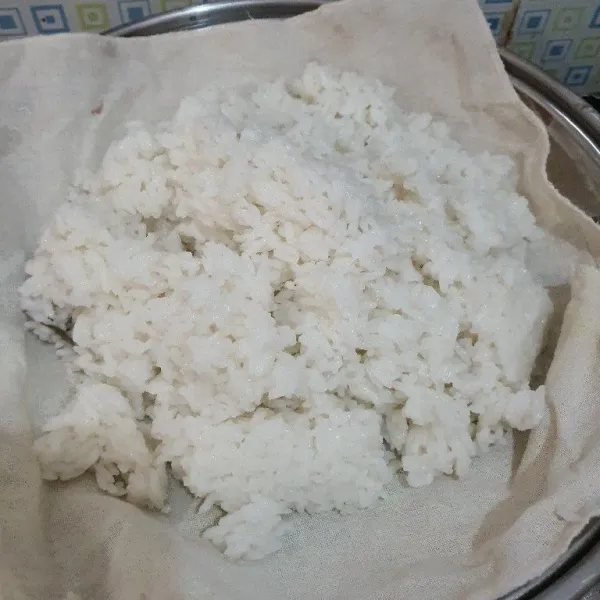 Kukus nasi selama 30 menit. Bisa disajikan dengan bahan pelengkap nya.