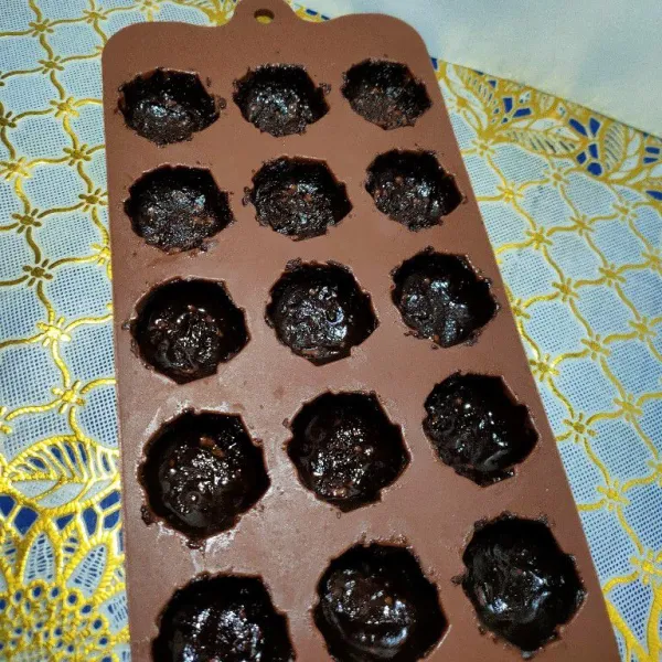 Masukkan ke dalam cetakan. Beri lubang di tengah untuk buah tadi. Jika sudah tutup kembali dengan cokelat. Bekukan.