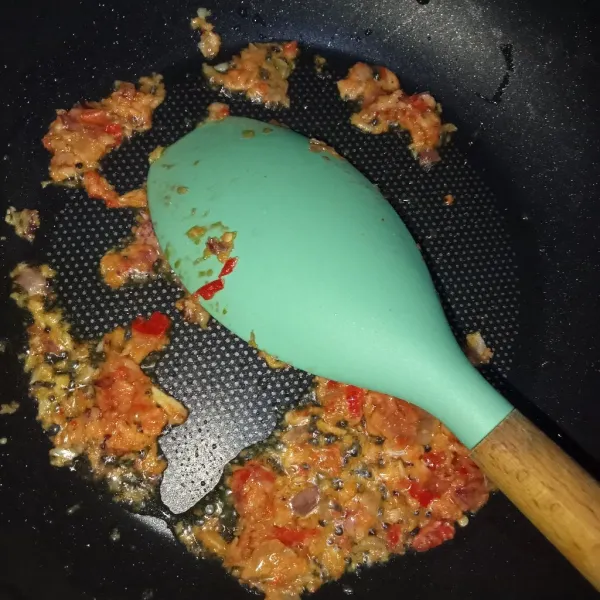 Ulek bumbu hingga halus kemudian tumis dengan minyak secukupnya hingga harum.
