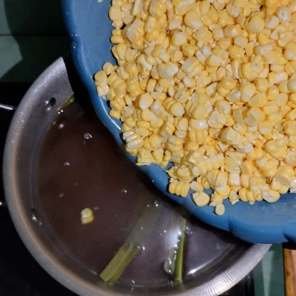 Kemudian masukkan pipilan jagung nya aduk sampai rata.