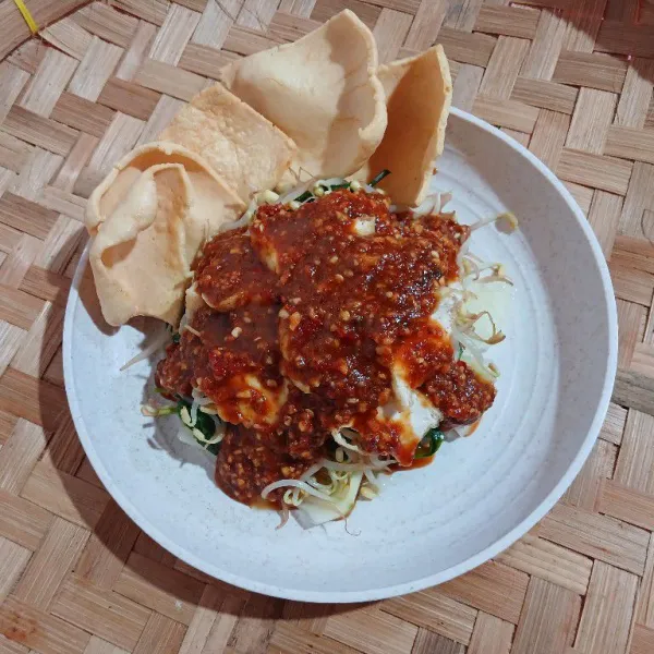 Siram dengan bahan sambal rujak. Sajikan dengan krupuk.