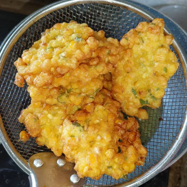 Goreng sampai matang dan kuning keemasan, angkat dan tiriskan, siap untuk disajikan.